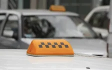 Ақтөбеде такси жүргізушісі жолаушы бойжеткенге тиіскен