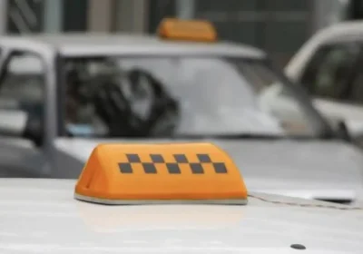 Ақтөбеде такси жүргізушісі жолаушы бойжеткенге тиіскен