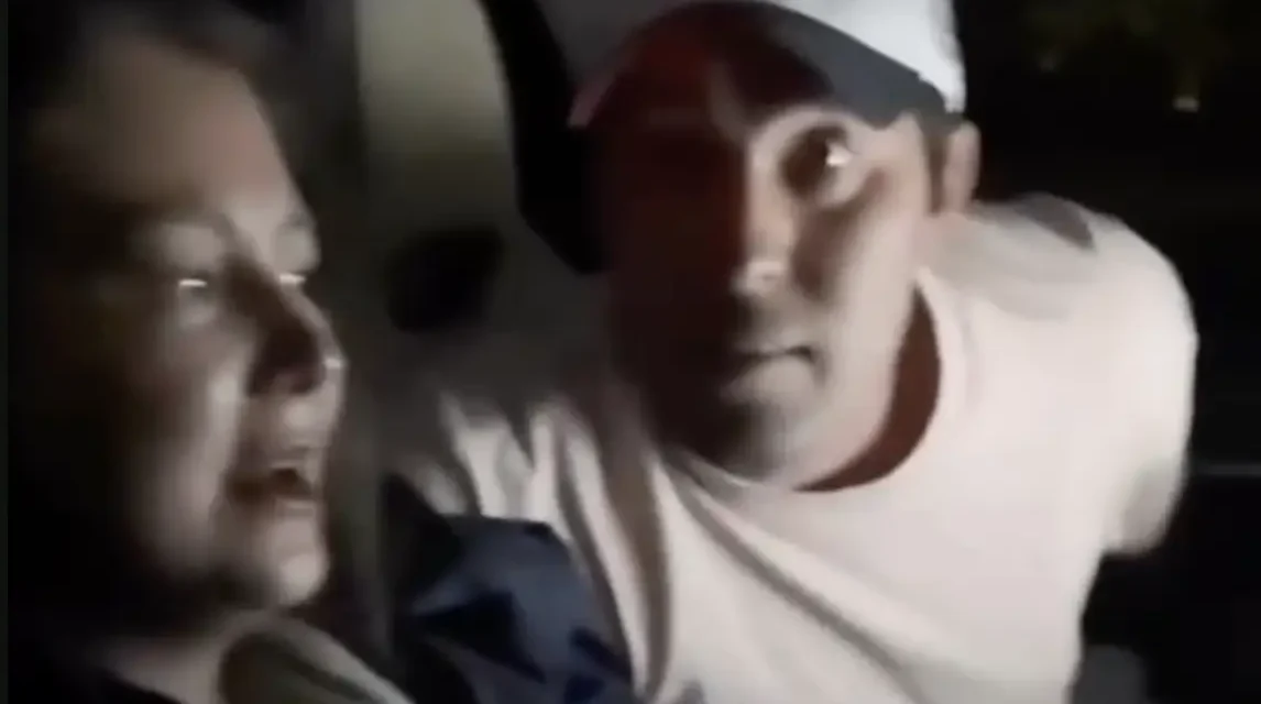 Алматыда ер адам қызды ұрып, көлікте күштеп ұстап тұрған