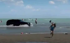 Балқаштағы жағажайда жүргізуші көлік айдады