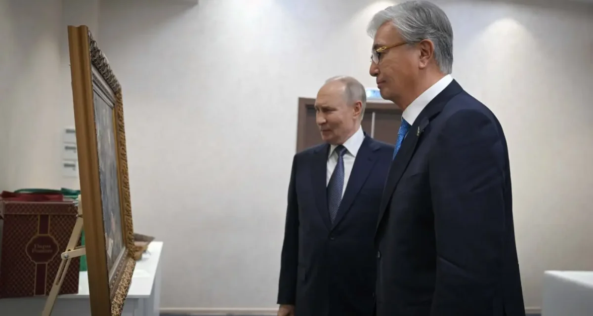 Қасым-Жомарт Тоқаев Путинге Шоқан Уәлиханов пен Достоевскийдің суреті салынған картина сыйға тартты