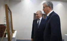 Қасым-Жомарт Тоқаев Путинге Шоқан Уәлиханов пен Достоевскийдің суреті салынған картина сыйға тартты