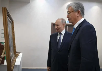 Қасым-Жомарт Тоқаев Путинге Шоқан Уәлиханов пен Достоевскийдің суреті салынған картина сыйға тартты