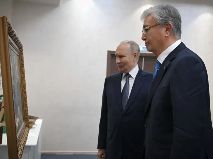 Қасым-Жомарт Тоқаев Путинге Шоқан Уәлиханов пен Достоевскийдің суреті салынған картина сыйға тартты
