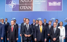 Анкарадағы НАТО саммиті: Ердоған әлем елдерінің басшыларына револьвер сыйлады