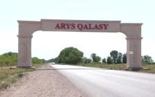 «Аурудан бұрын кезек өлтіретін болды»: Арыстағы ауруханада жүздеген халық жалғыз кассаға телміріп отыр