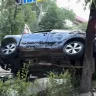 Алматыдағы оқиға: кроссовер ағашқа ілініп қалды