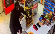 Оралда бетперде киген ер адам азық-түлік дүкеніне пышақпен шабуыл жасады