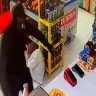 Оралда бетперде киген ер адам азық-түлік дүкеніне пышақпен шабуыл жасады