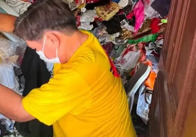 Сингапурда пәтерін қоқыс басқан әйел төрт жыл баспалдақта ұйықтаған