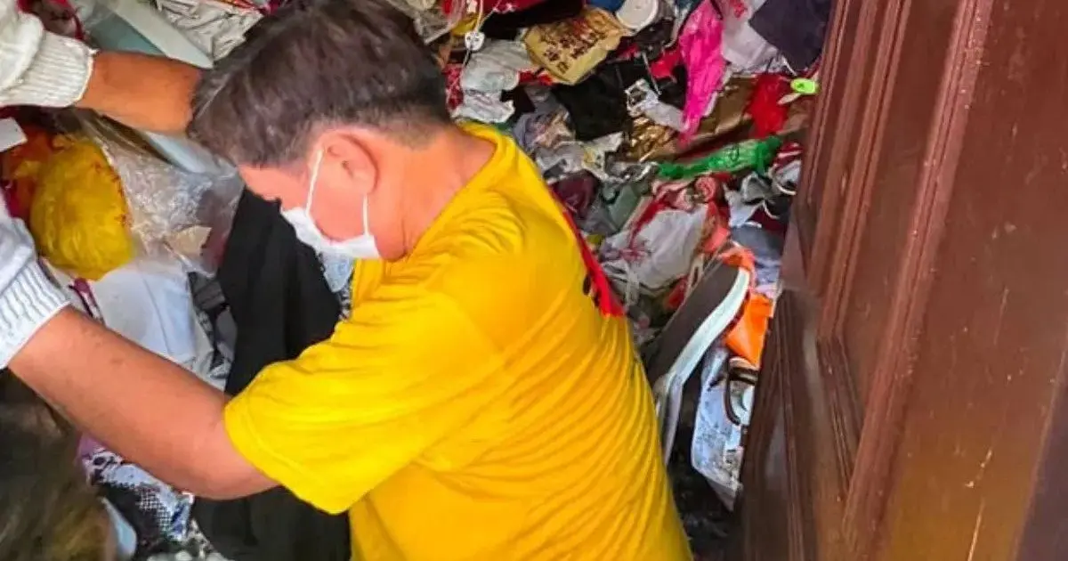 Сингапурда пәтерін қоқыс басқан әйел төрт жыл баспалдақта ұйықтаған