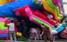 Таразда жел батутты көтеріп, ішіндегі екі бала жерге құлады