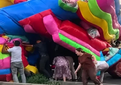 Таразда жел батутты көтеріп, ішіндегі екі бала жерге құлады