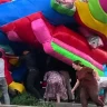Таразда жел батутты көтеріп, ішіндегі екі бала жерге құлады