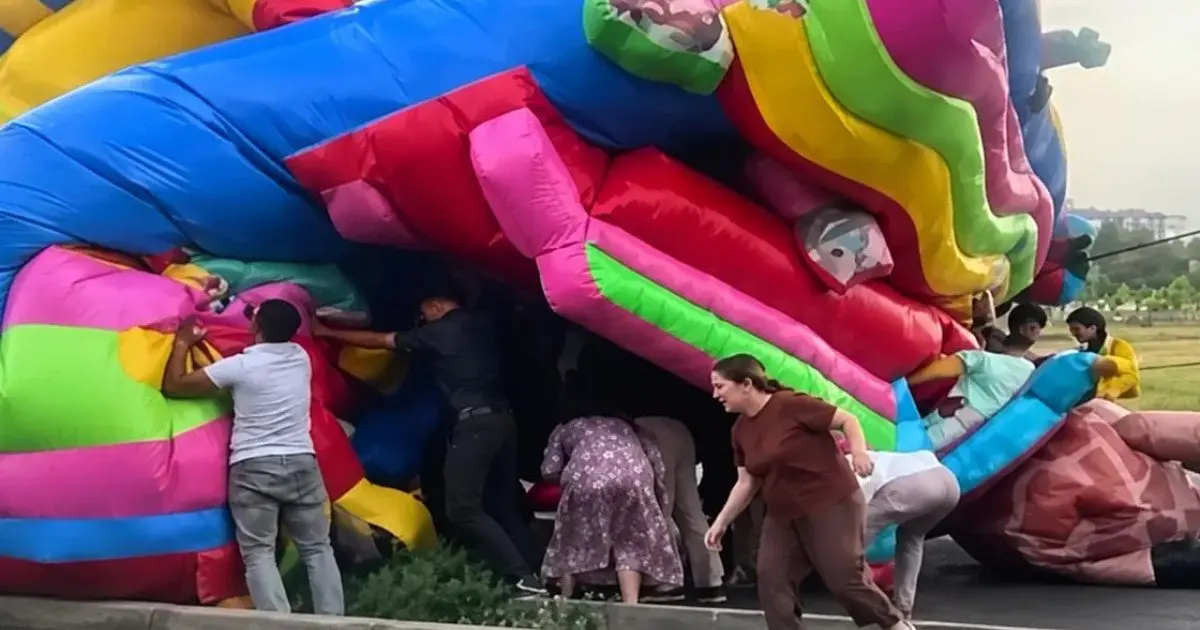 Таразда жел батутты көтеріп, ішіндегі екі бала жерге құлады