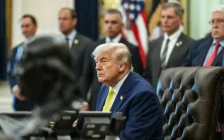 АҚШ президенті туғаннан азаматтық құқығын шектеуге бағытталған жаңа жарлықтарға қол қойды