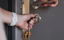 Шалқарда кілтті кірпіштің астына қойған тұрғынның үйіне ұры түсті