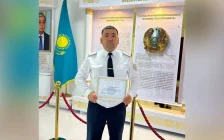 Полиция қызметкері бесінші қабаттағы баланы құтқарып, марапатталды