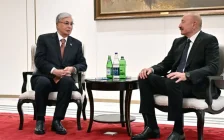 Қасым-Жомарт Тоқаев ШЫҰ аясында Ильхам Әлиевпен кездесті