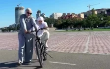 Ақтаудағы 73 жастағы Балым әжей велосипед тебуді үйреніп, әлеуметтік желіні баурап алды