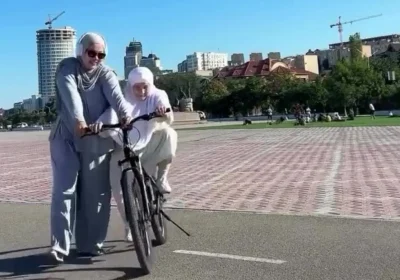 Ақтаудағы 73 жастағы Балым әжей велосипед тебуді үйреніп, әлеуметтік желіні баурап алды