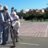 Ақтаудағы 73 жастағы Балым әжей велосипед тебуді үйреніп, әлеуметтік желіні баурап алды