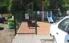 Балаларды қорлау: Өскеменде халыққа ортақ ауланы құлыптап тастаған