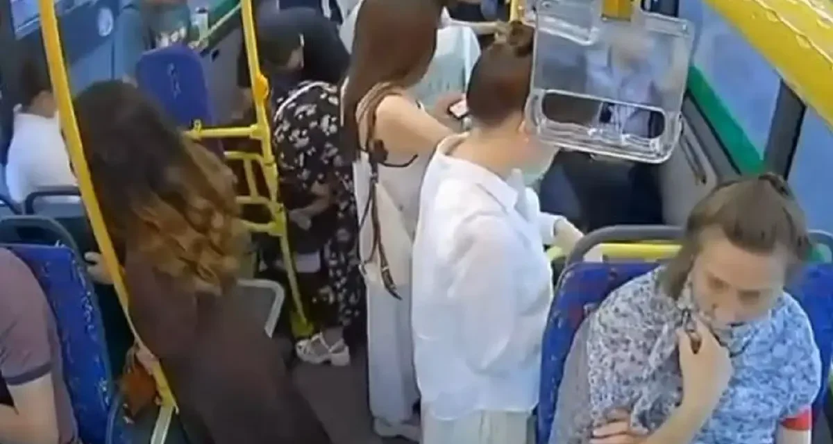 Астанада автобус ішінде кәмпитке қақалып қалған бүлдіршінді полицей құтқарып қалды (ВИДЕО)