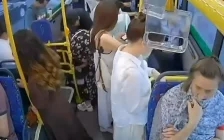 Астанада автобус ішінде кәмпитке қақалып қалған бүлдіршінді полицей құтқарып қалды (ВИДЕО)