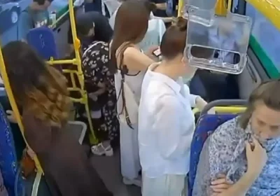 Астанада автобус ішінде кәмпитке қақалып қалған бүлдіршінді полицей құтқарып қалды (ВИДЕО)