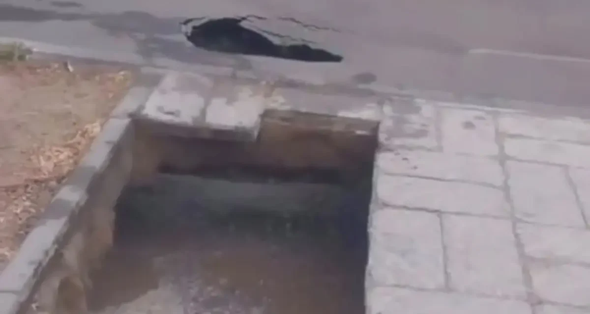 Павлодарда тротуар опырылып, ер адам ыстық суға түсіп кетті: тұрғындар әкімдіктен жауап күтеді