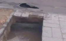 Павлодарда тротуар опырылып, ер адам ыстық суға түсіп кетті: тұрғындар әкімдіктен жауап күтеді