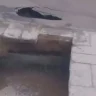 Павлодарда тротуар опырылып, ер адам ыстық суға түсіп кетті: тұрғындар әкімдіктен жауап күтеді