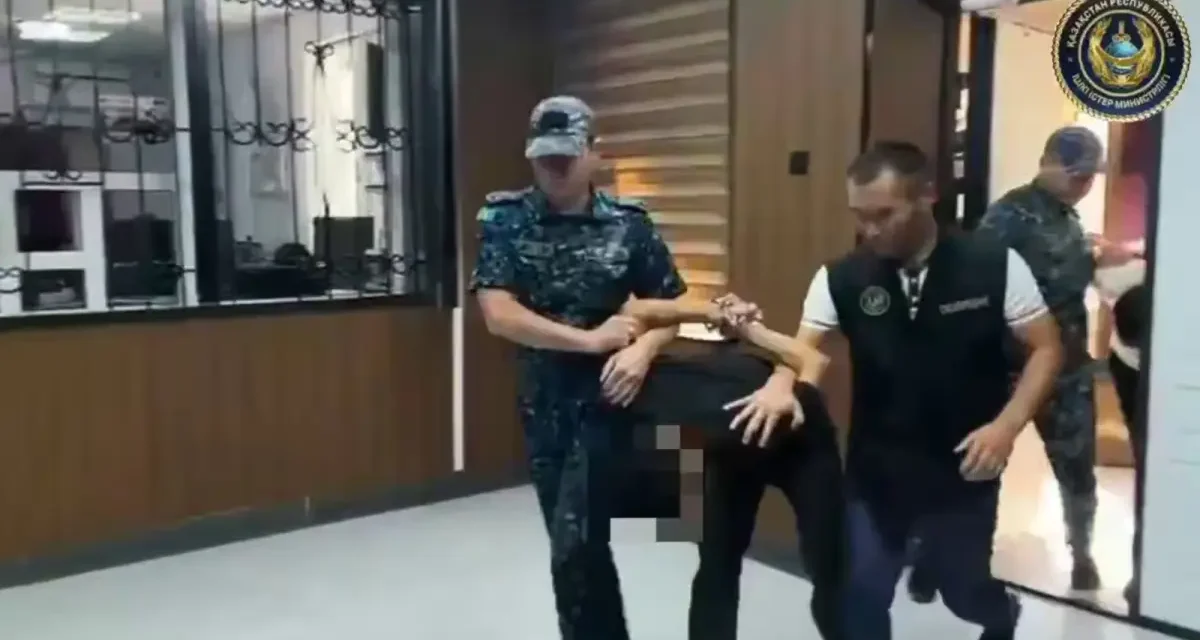 Леңгірде түнгі уақытта тұрғын үйге басып кіріп, иесін бірнеше сағат азаптаған екі адам қолға түсті (ВИДЕО)