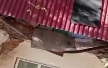 Атырауда балкон опырылып түсті: тұрғындар адам мерт болуы мүмкін екенін айтуда