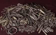 Даниядағы ауладан 18,5 келі күміс қазына табылды