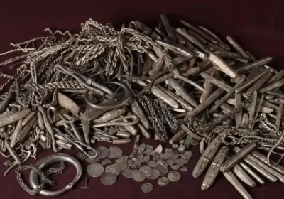 Даниядағы ауладан 18,5 келі күміс қазына табылды