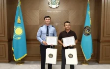 Атырауда 3 жасар баланы құтқарған азамат пен полицей марапатталды