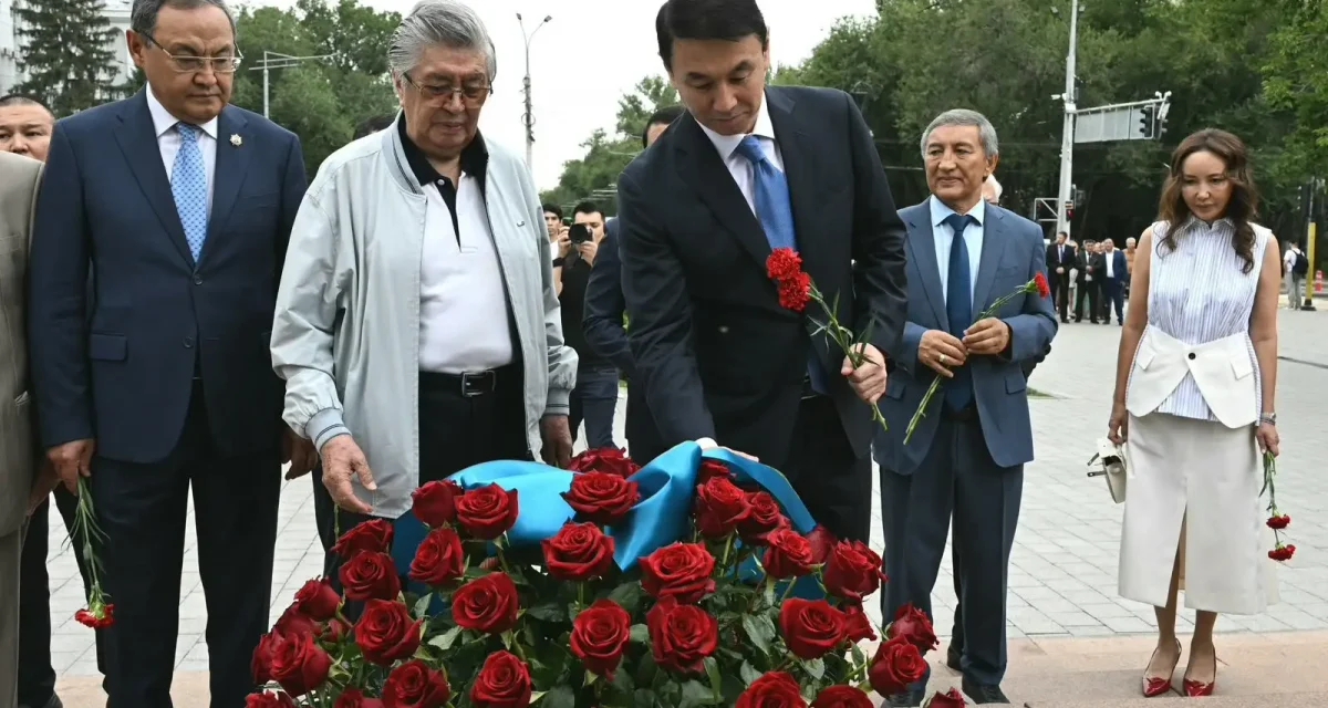 Алматыда Абай ескерткішіне гүл қою рәсімі өтті