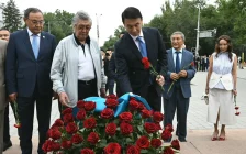 Алматыда Абай ескерткішіне гүл қою рәсімі өтті