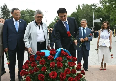 Алматыда Абай ескерткішіне гүл қою рәсімі өтті