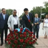 Алматыда Абай ескерткішіне гүл қою рәсімі өтті