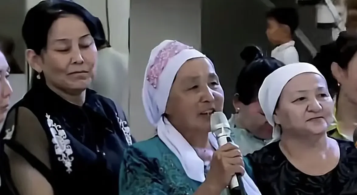 «Осы келінді керіліп жатып жұмсау бұйырсын»: Тойда тілек айтқан әйелдің сөзі көптің ашуына тиді
