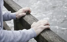 Өскеменде 35 жастағы ер адам Ертіс өзенінің көпірінен секіріп кетті