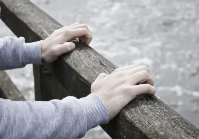 Өскеменде 35 жастағы ер адам Ертіс өзенінің көпірінен секіріп кетті