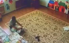 Атырауда балабақша тәрбиешісі 1 жасар балаға күш көрсеткен