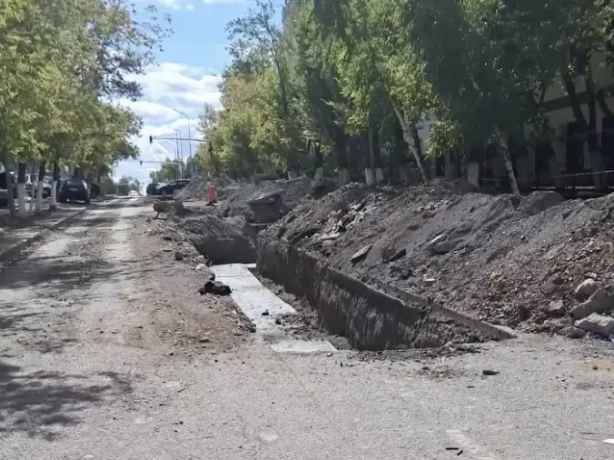 Бір ай бұрын қазып тастаған: Қарағандыдағы Ерубаев көшесінің жөндеуі неге тоқтап қалды?