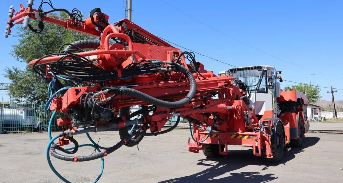 Шахтерлердің қауіпсіздігі үшін: «Қазақмыс» жаңа Sandvik DS511 техникасын алды