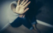 Леңгірде 63 жастағы әйелді белгісіз біреулер соққыға жықты