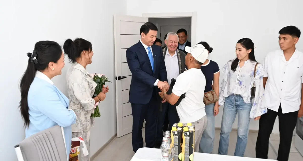 Алматы әкімі Дархан Сатыбалды жаңа пәтер иелеріне баспана кілтін табыстады
